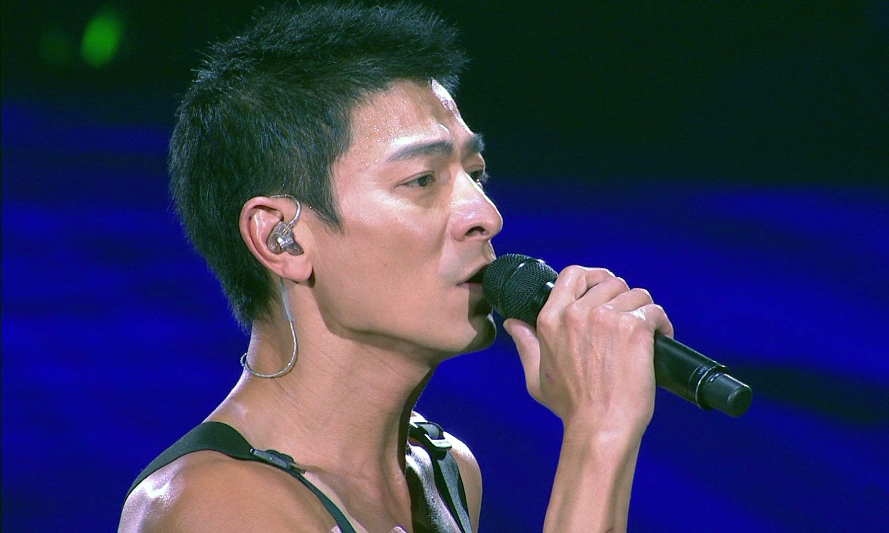 刘德华在演唱会上,教所有男生唱情歌,为何选了一首《冰雨》?