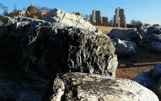 辽宁省绥中县有条东戴河,你来过这里吗? 岸边的石头.
