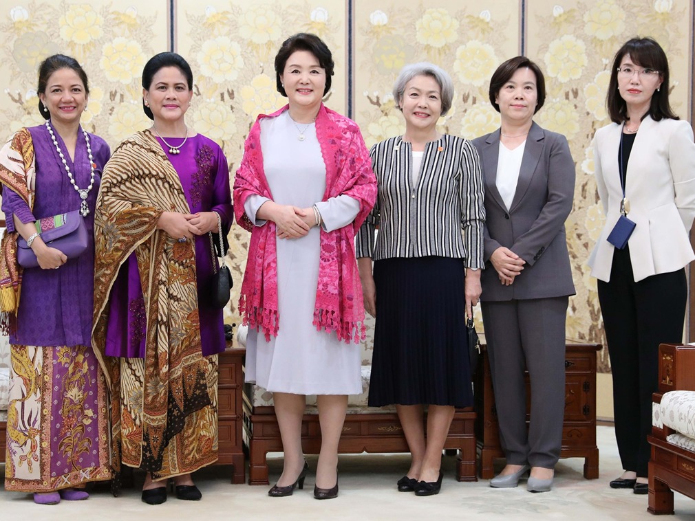 韩国"第一夫人"牵手印尼总统夫人,漫步青瓦台