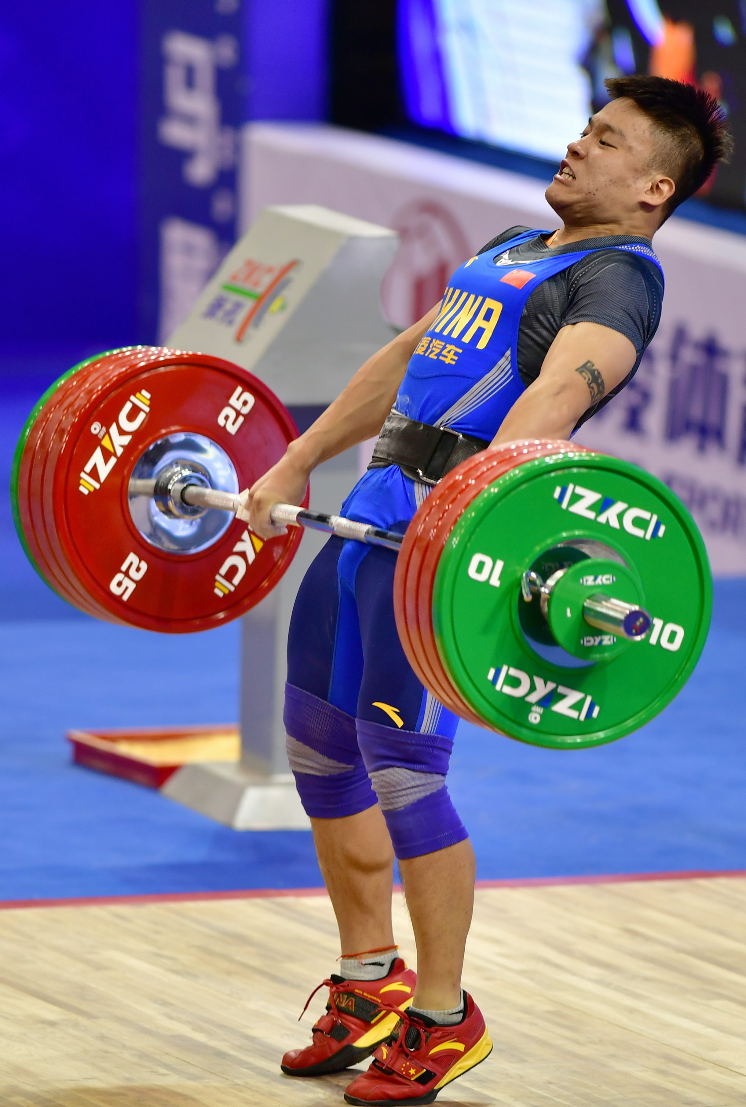 举重——世界杯赛:袁程飞获男子73公斤级亚军(1)