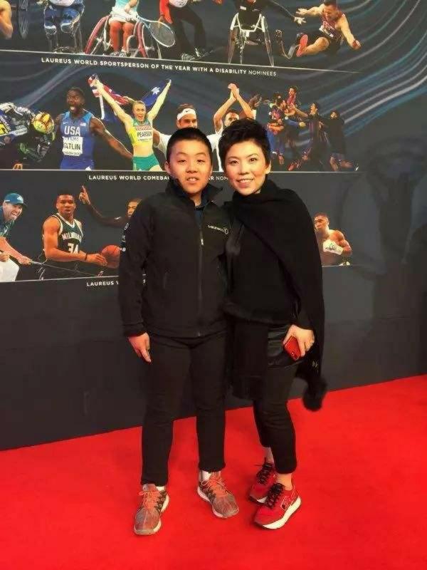 邓亚萍和老公练球,一袭黑衣下盘稳健,14岁儿子身高已经赶超妈妈