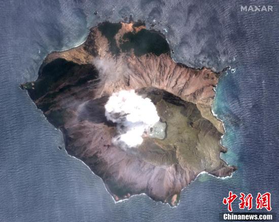 新西兰火山喷发前后卫星对比图曝光