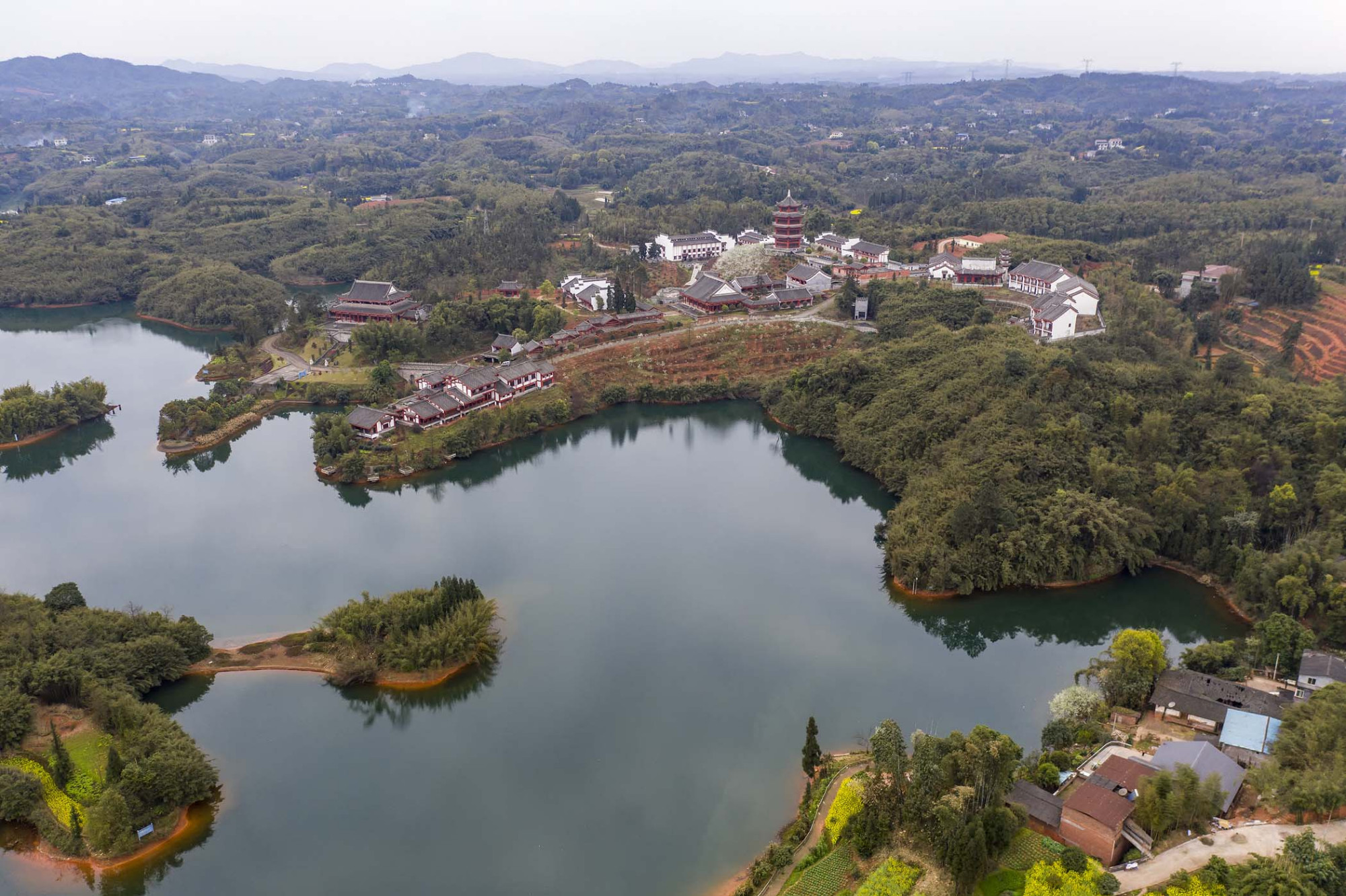 【来源:ic photo】凤凰湖风景区地处泸州纳溪城西15公里的大渡口镇