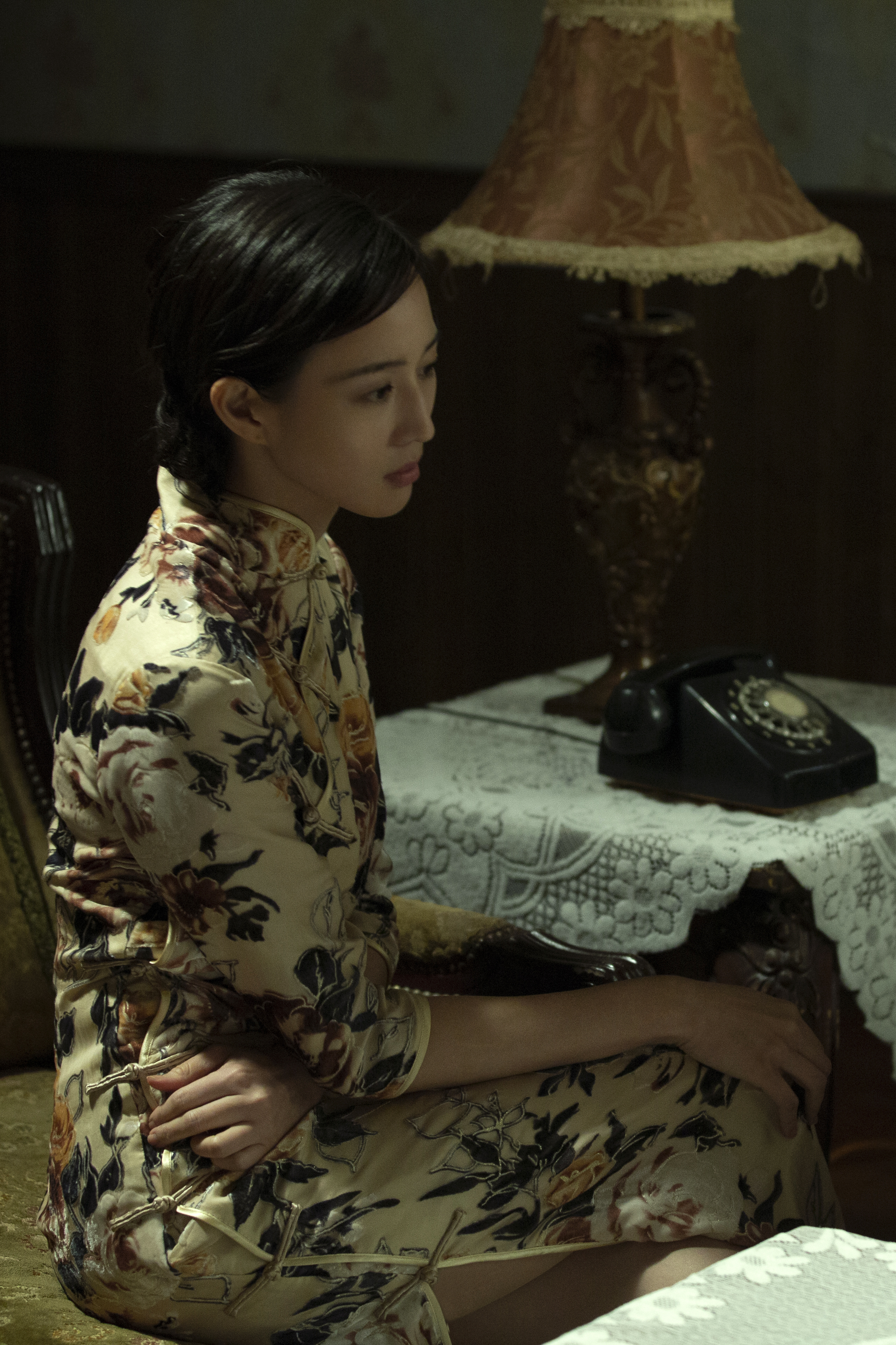 张钧甯一身旗袍太优雅,知性样子太撩人,可一躺下就有点少儿不宜