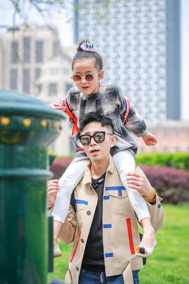 他曾比肩苏有朋,对毁容女友不离不弃,如今女儿颜值逆天!