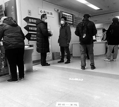 朝阳医院地面贴上"防疫一米线"