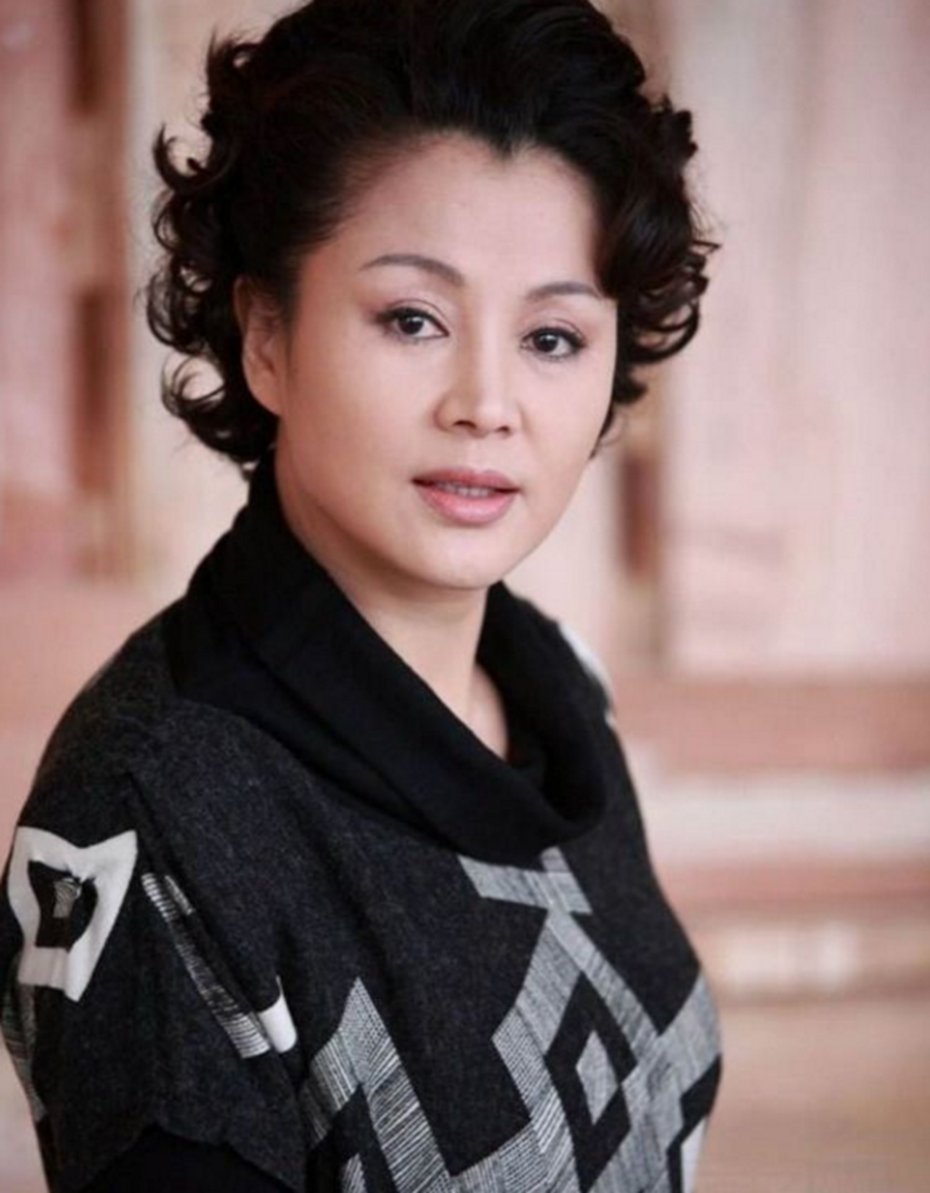 53岁的她曾因丈夫家暴带孩子净身出户,现徐娘未老风韵犹存!