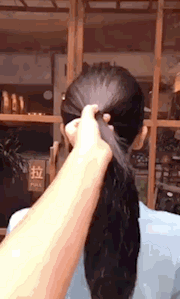 美女你用的是什么洗发露,头发顺滑的都抓不住!