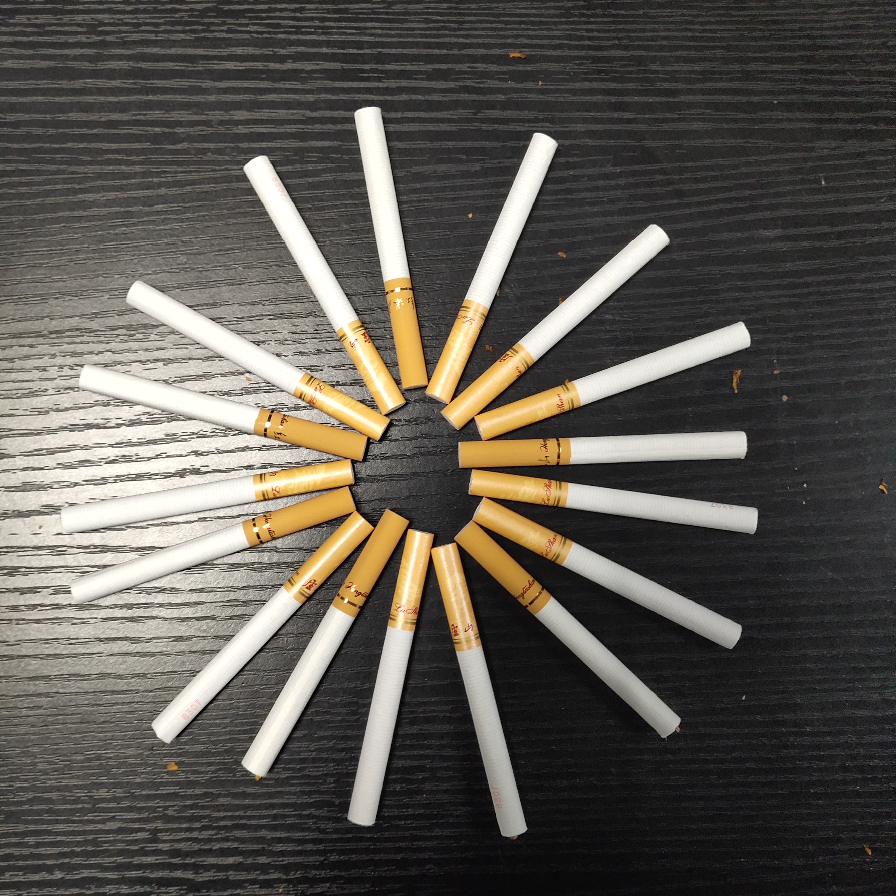 首先要说的就是这款庐山1957,这款香烟源自江西,从70年代开始价格始终