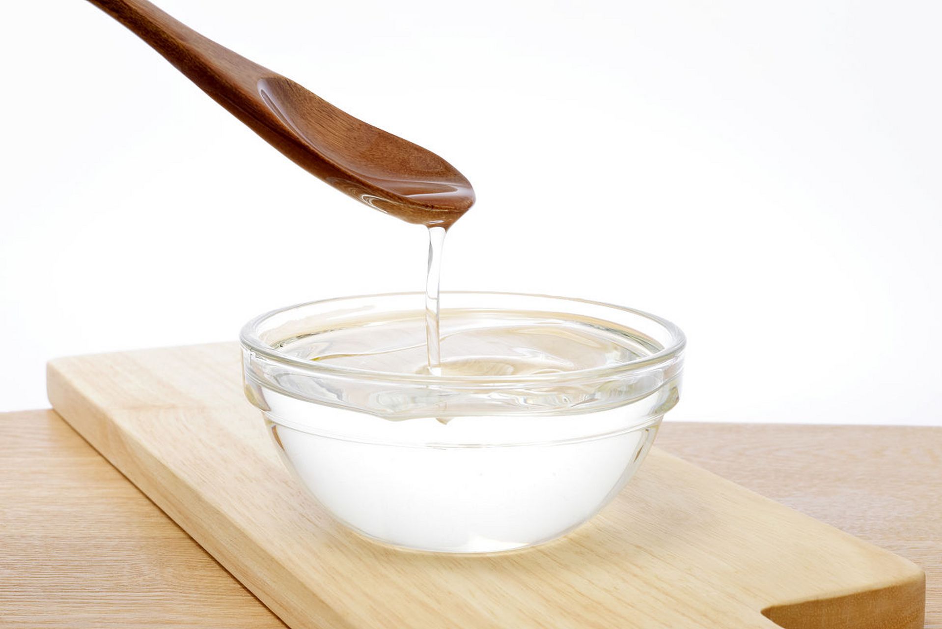 怎样用白醋美白	 因为白醋的弱酸性可以清洁牙垢,所以在视觉上反映