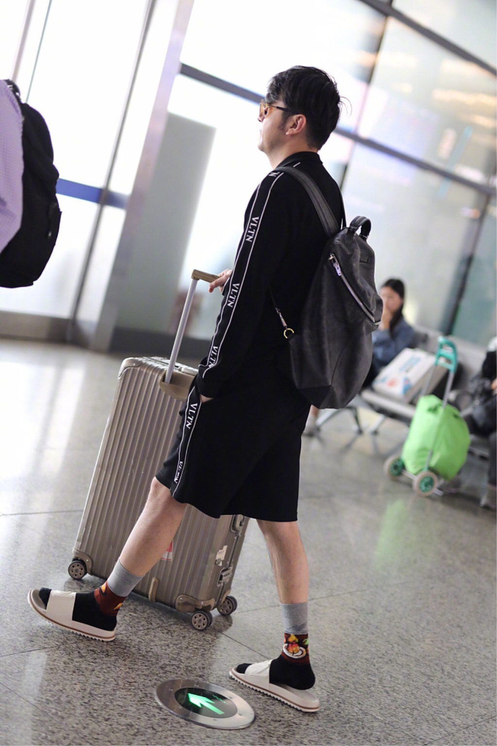 时尚"泥石流"又来了,雷佳音拖鞋搭配袜子,模仿贾斯汀比伯?