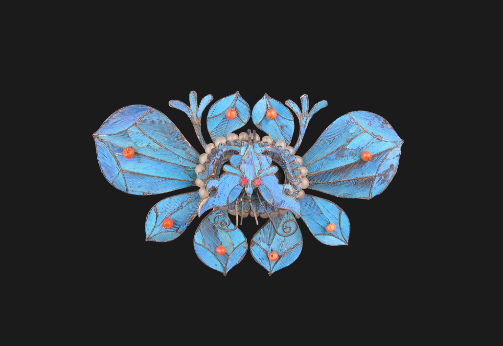 钗为点翠工艺制成蝴蝶身,并用珍珠装饰,搭配不同粗细的银丝,累丝编成