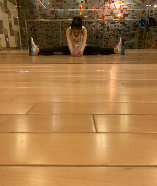 43岁林心如跑步累到模糊,素颜健身房劈叉网友大赞,功底深厚