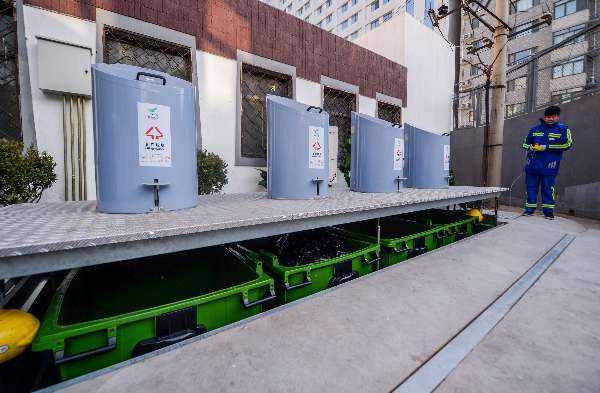 垃圾桶带"升降梯"!北京朝阳引进"地埋式"垃圾收集设备