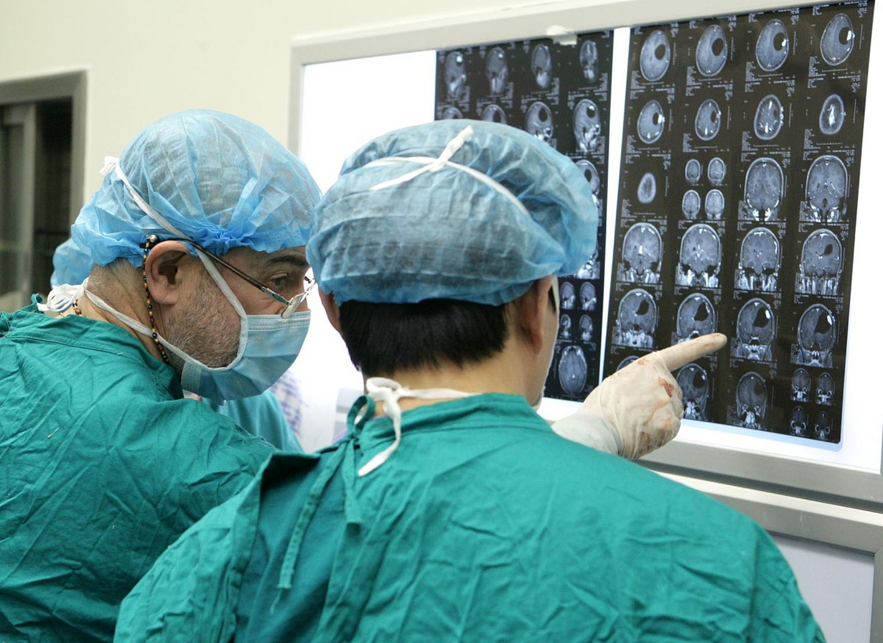 【患者自述】:我是一位脑肿瘤患者,经过手术治疗后,我发现自己出现了