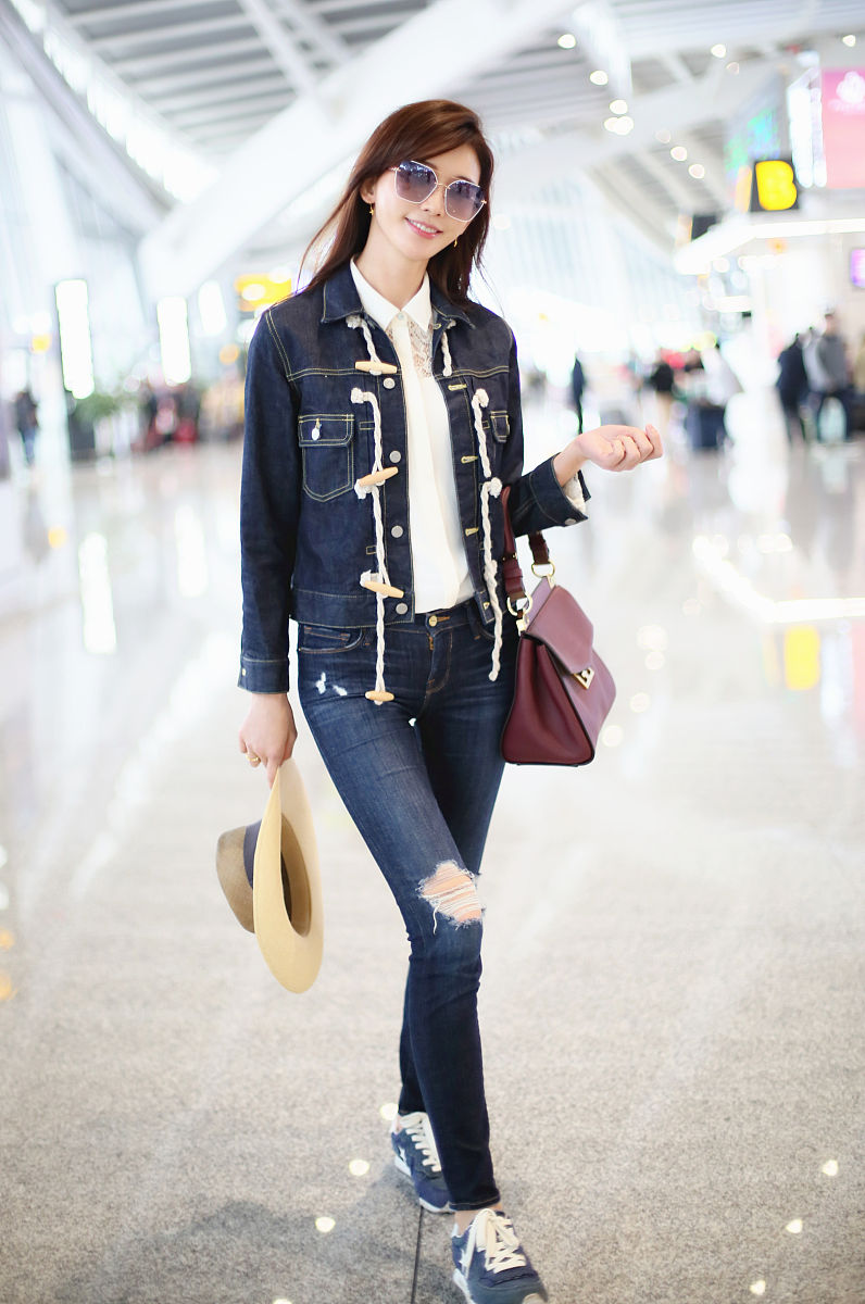 林志玲街拍:牛仔夹克 破洞牛仔裤 帅气丹宁风