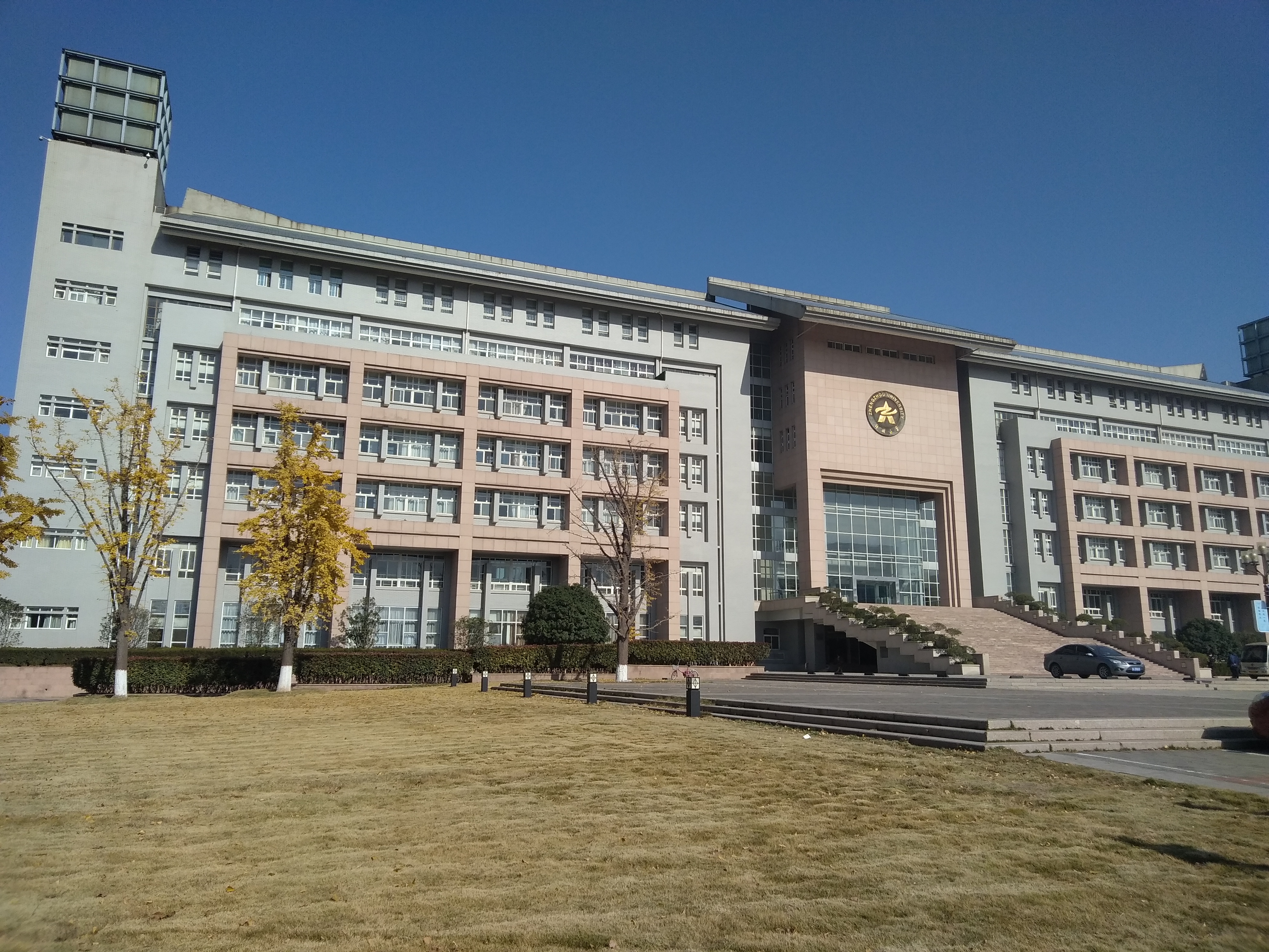 初冬,走近郑州大学行政楼