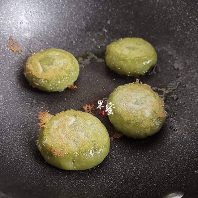 香煎艾草粑粑,香甜软糯超好吃,满屋着飘着艾草的清香