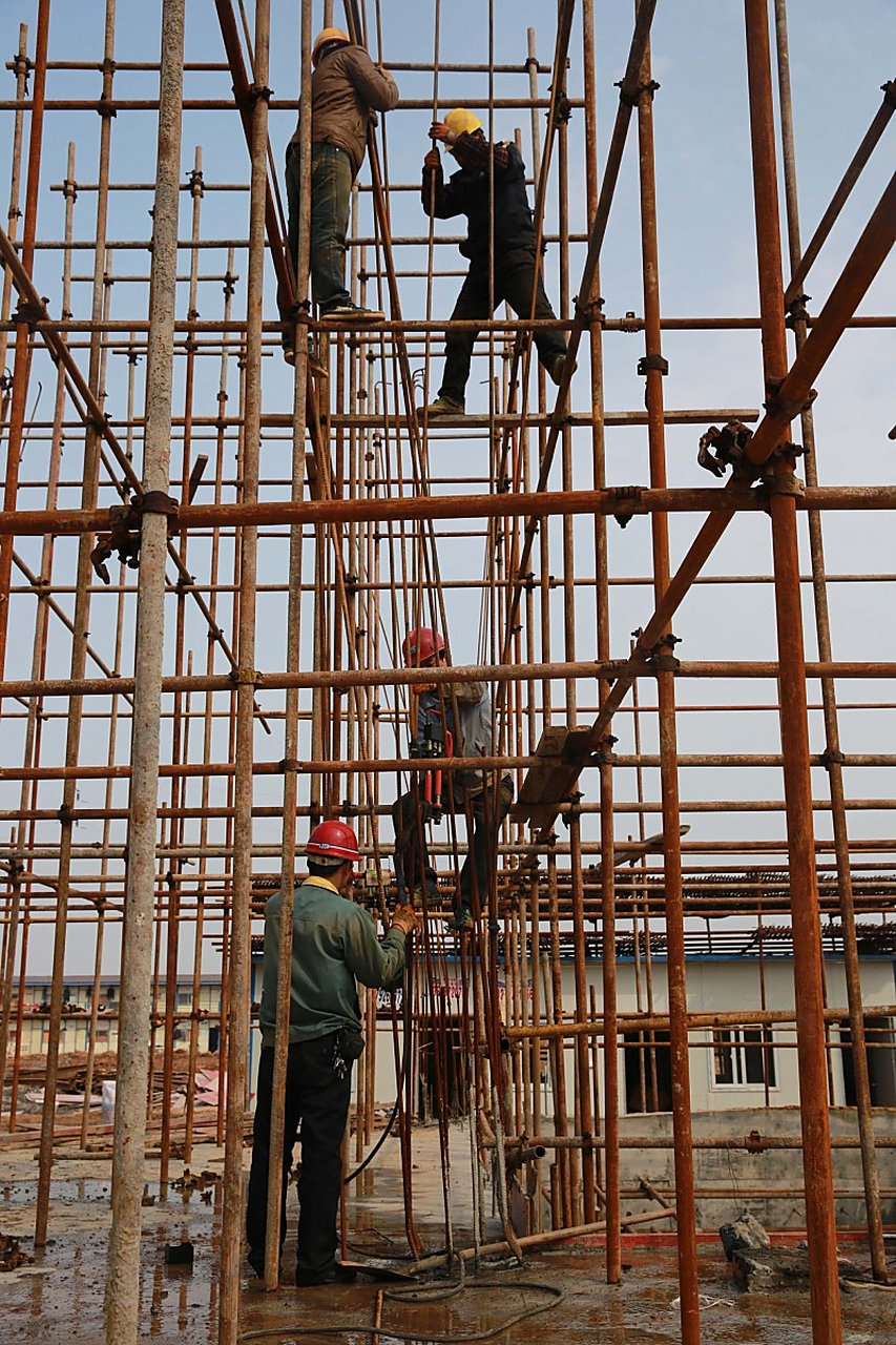 扣件式钢管脚手架搭设安全技术交底内容: 1.