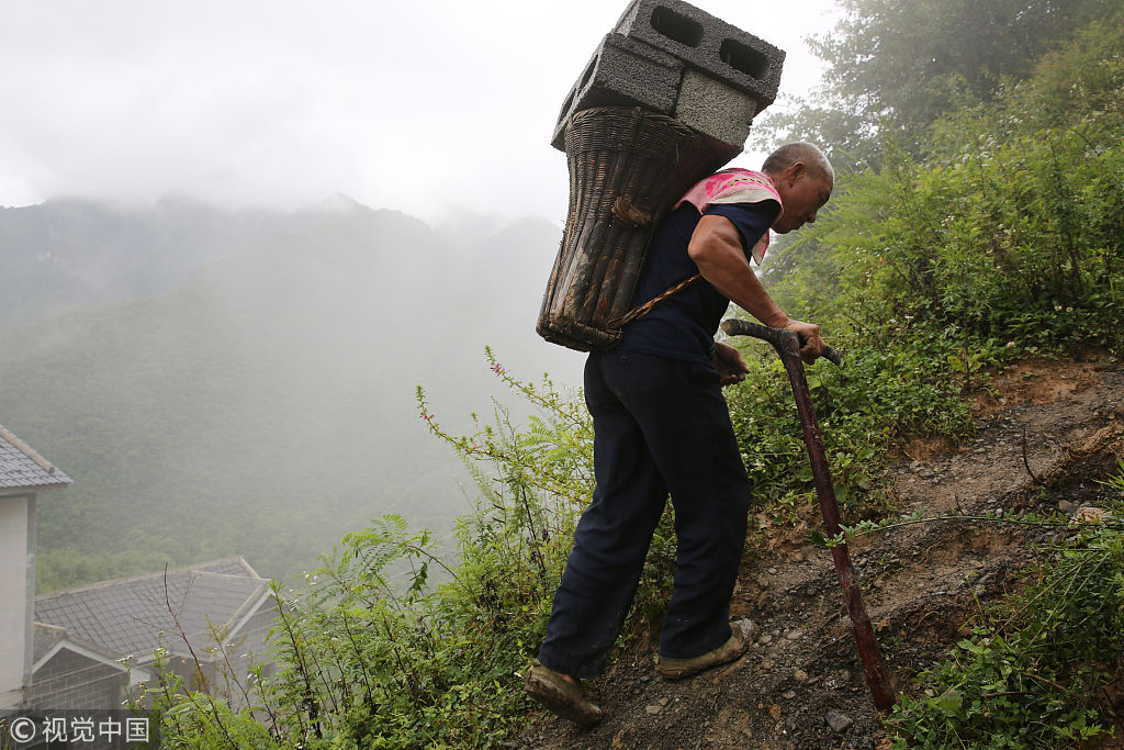 半百老人山里运建材 一趟背120斤砖块一天要跑40趟