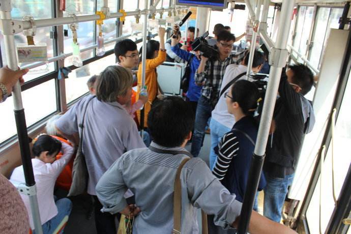 陌生男女公交车上演抢座大战,女子的举动"吓傻"男子,就服你