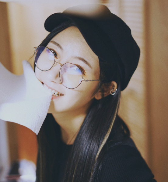 snh48-李宇琪生日当天晒出居家风写真,女神范儿十足!