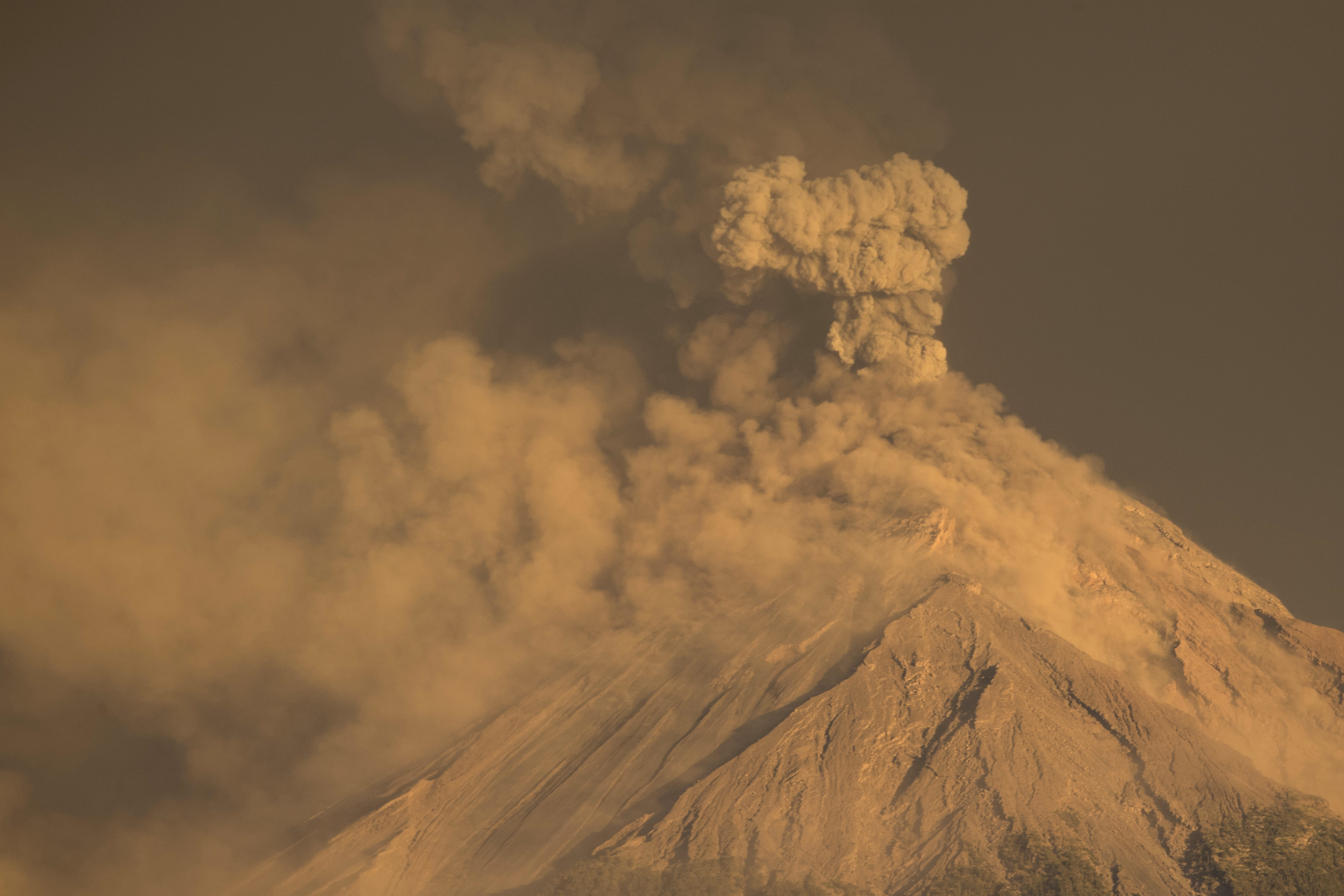 富埃戈火山喷发(2)