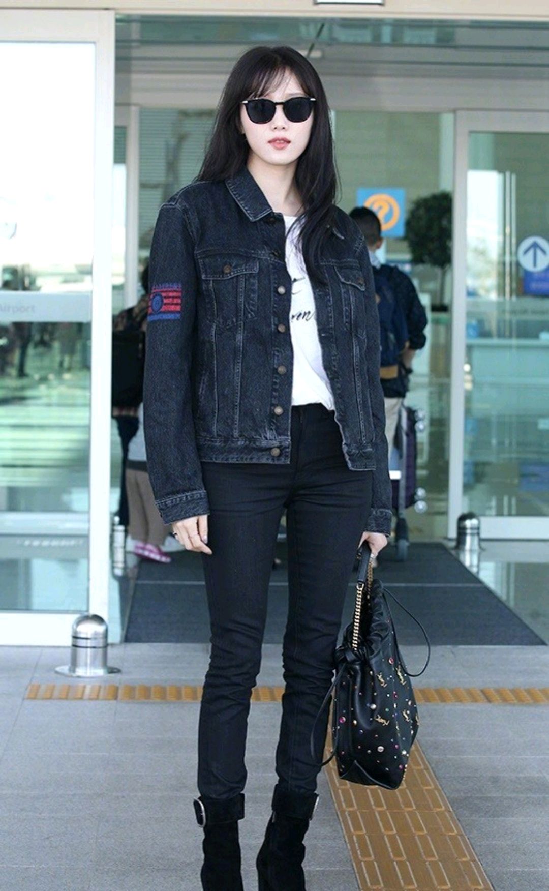 模特出身的李圣经气质没得挑,四肢纤细,穿搭单品时尚潮流