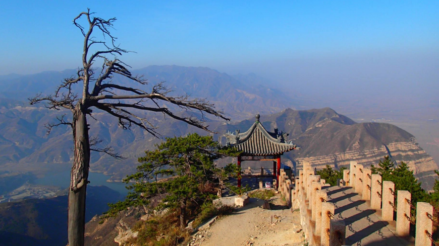 它是"五岳"中的北岳,也是道教圣地,四季景色皆美,它就