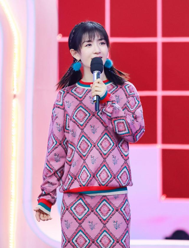38岁谢娜越活越年轻,粉色针织套装穿出少女感,扎双马尾青春活力