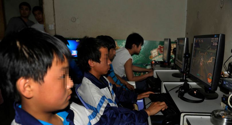 阜南一处黑网吧,每天放学后挤满学生!