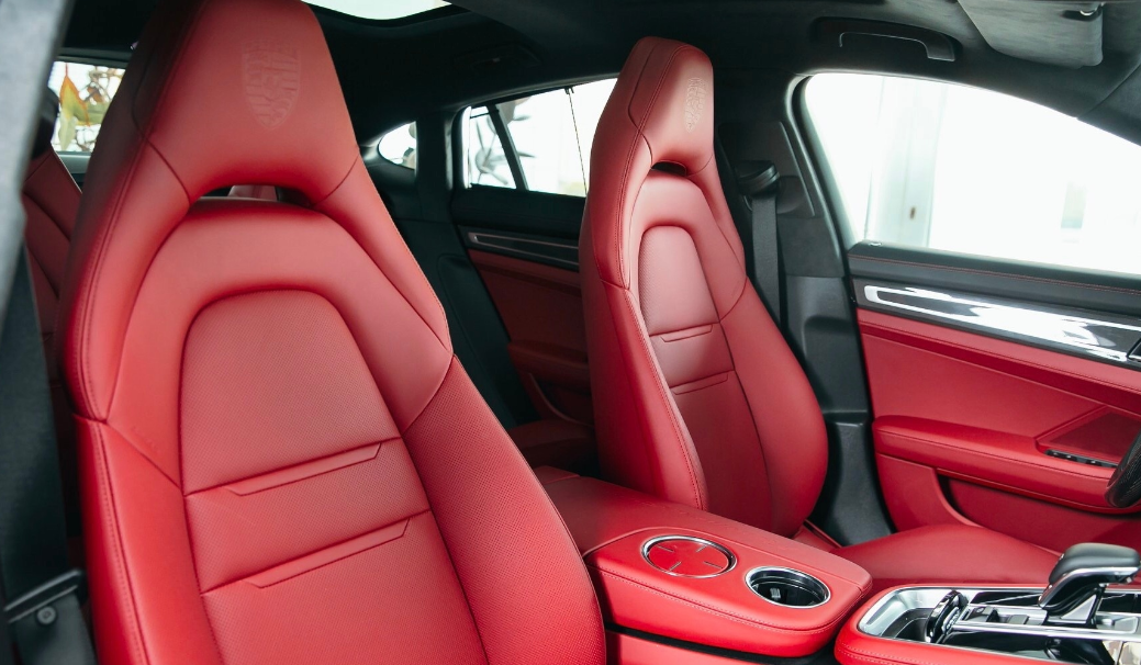 保时捷新帕拉梅拉前排座椅 转载自百家号作者:摄影靓图