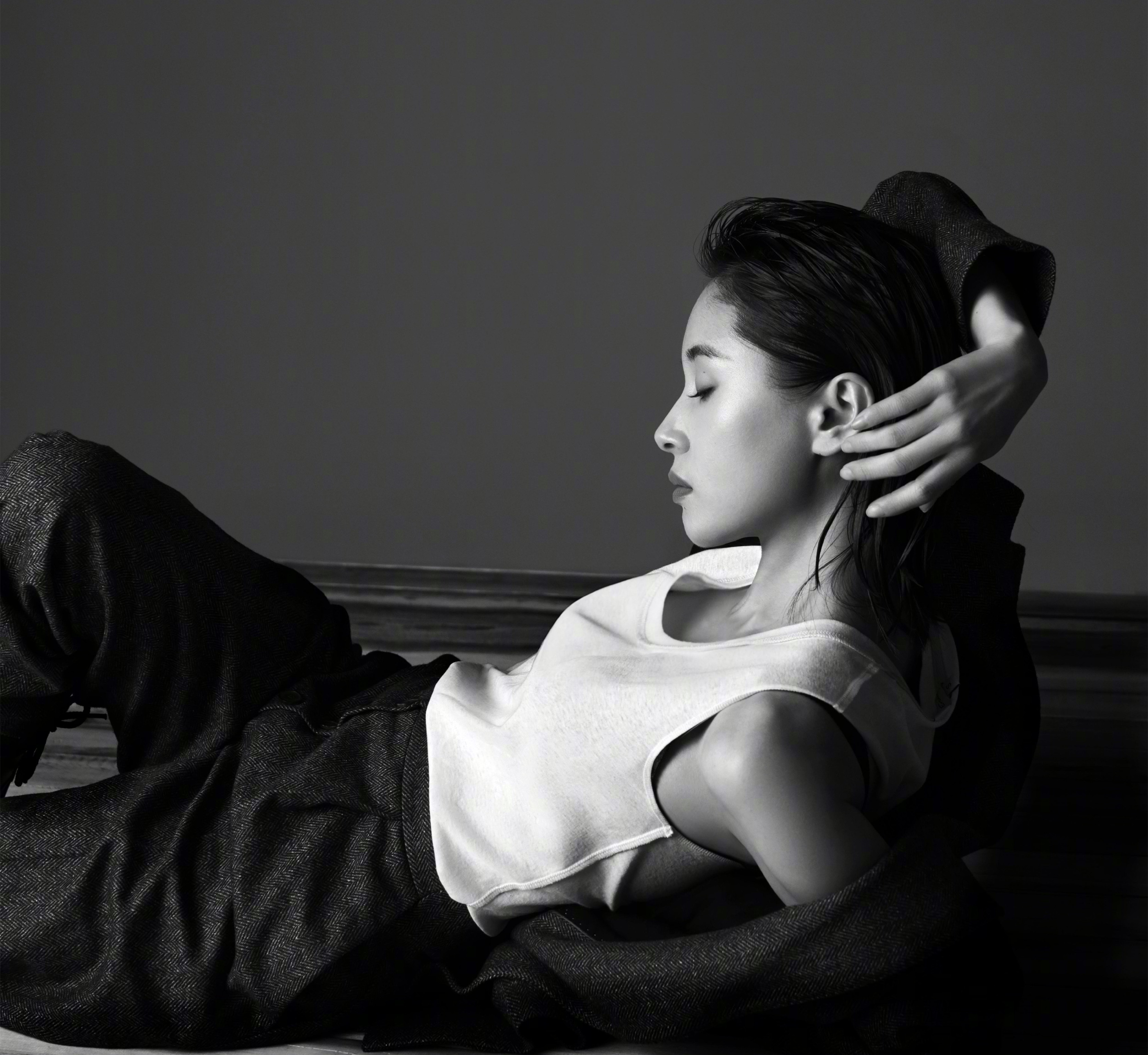 王子文穿白色卫衣,与冰天雪地融为一体,突然有一种曲筱绡的错觉