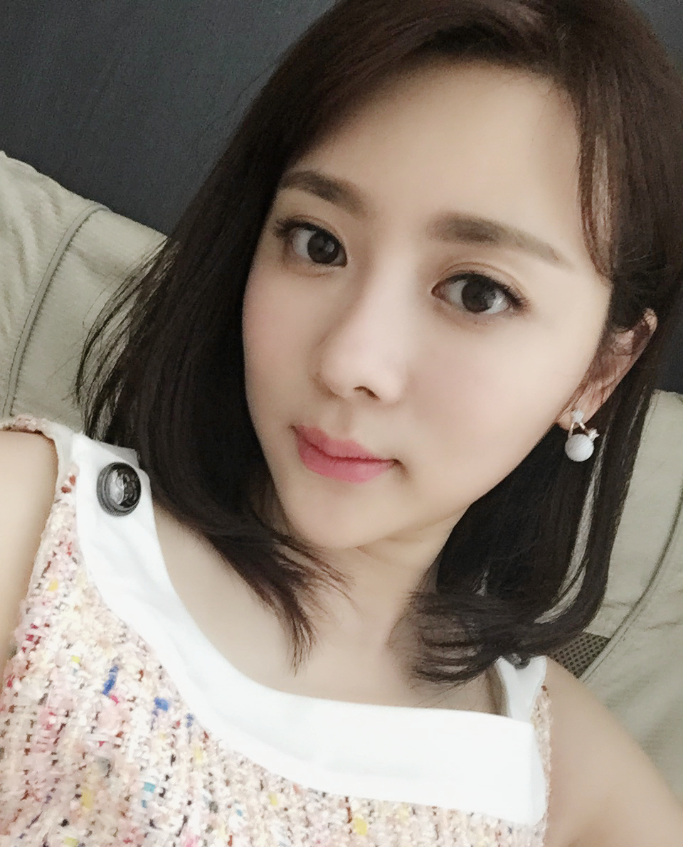 孙文婷:秀美的脸蛋儿上透着淡淡的柔光,平添几分柔美气质