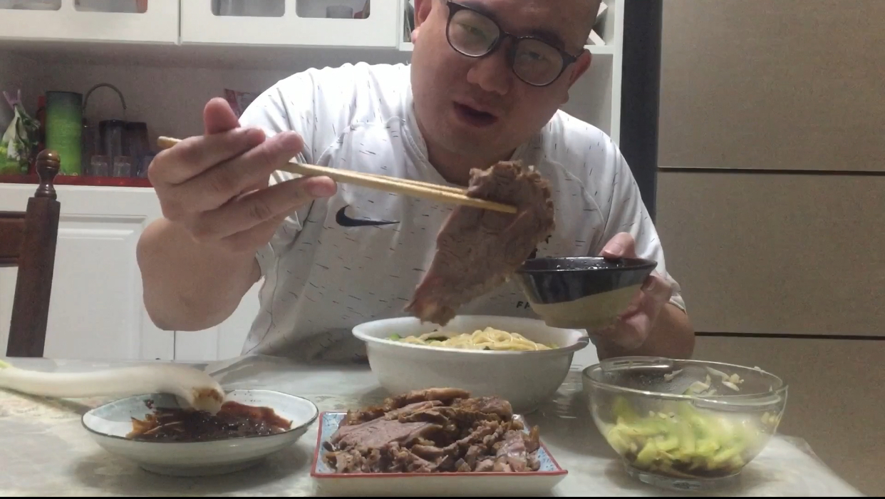 《普通的美食家》02:家常版炖牛肉和浇汤牛肉面