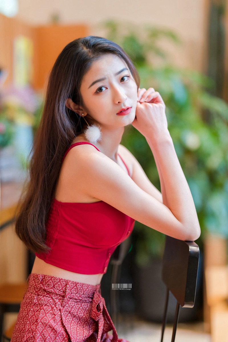 人像摄影-冬日咖啡馆里的少女