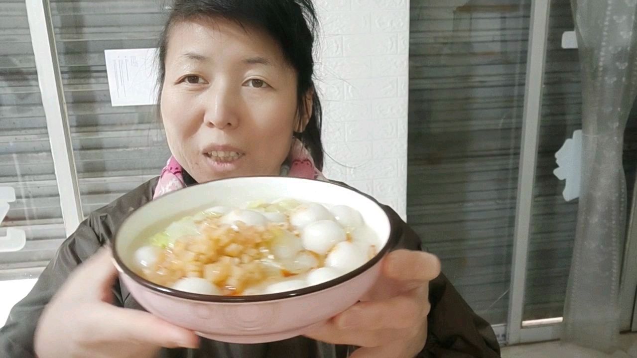 材料和做法都特简单的白菜煮素汤圆!配上点小咸菜比肉还好吃喔!