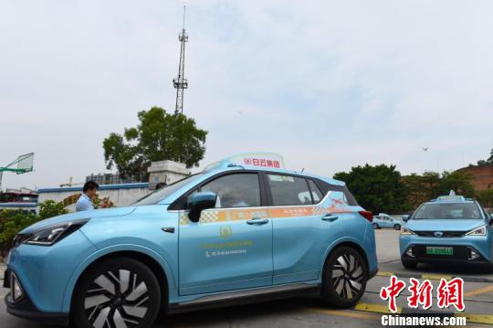 广州投入首批新能源纯电suv出租车 车内设有报警按钮