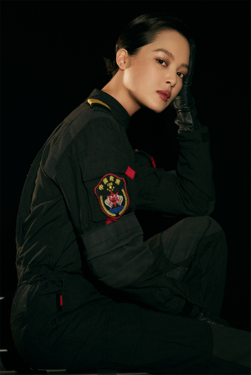 辛芷蕾电影《紧急救援》制服造型,英姿飒爽,酷感十足