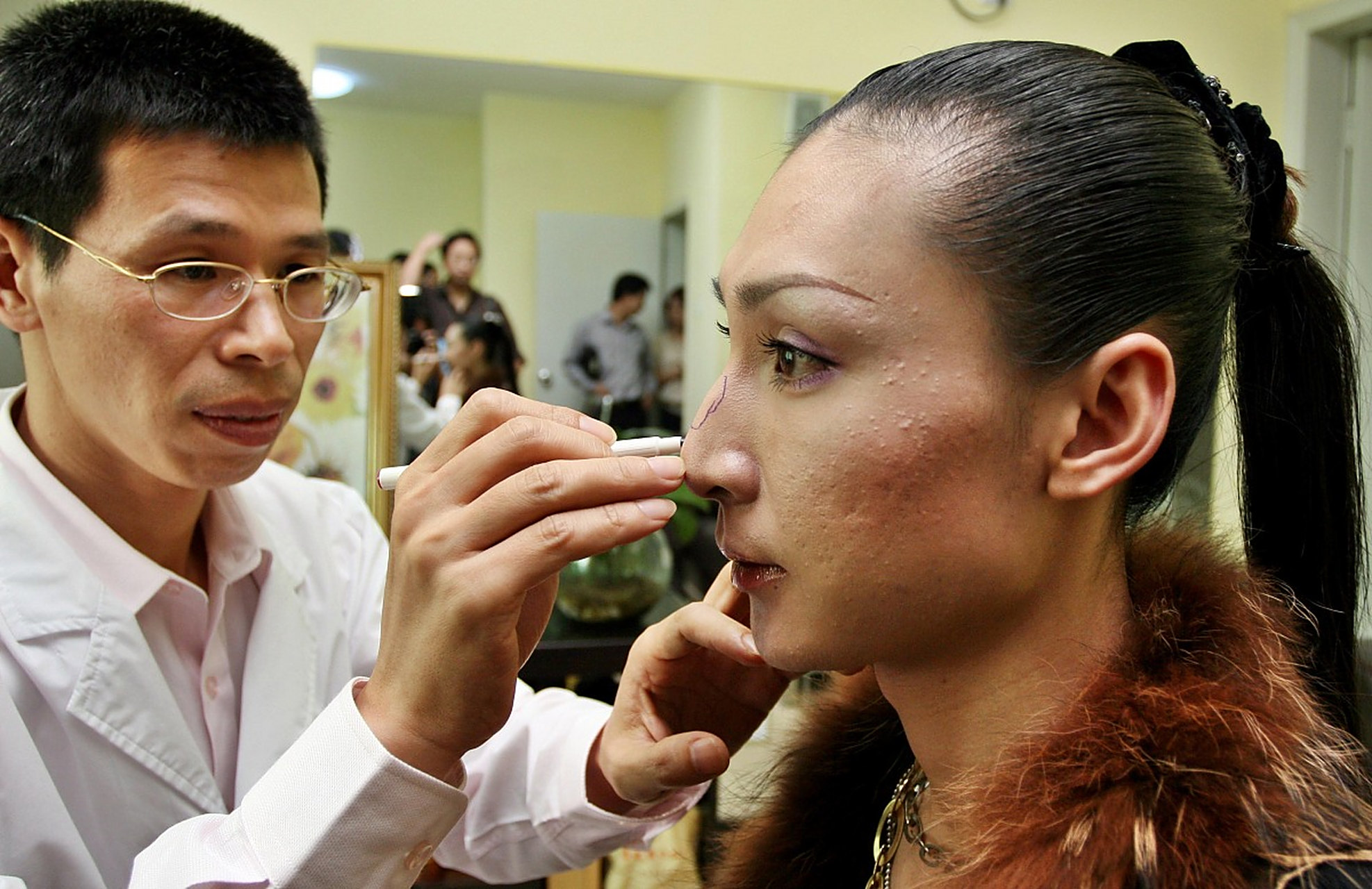 捏鼻翼鼻子会变大吗  鼻子的外形主要受遗传因素影响,即使在出生后