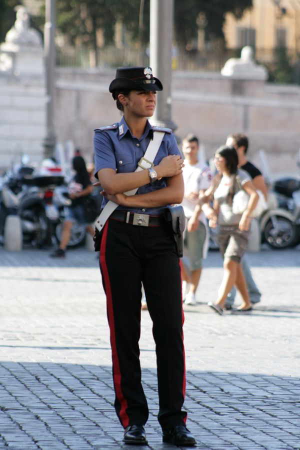 意大利女骑警的警服 这位意大利女骑警的制服,看起来很美!