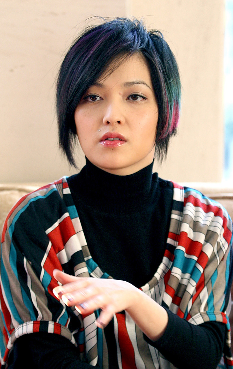 当年红透半边天的小魔女范晓萱,现在好像那灵气渐渐消失了.