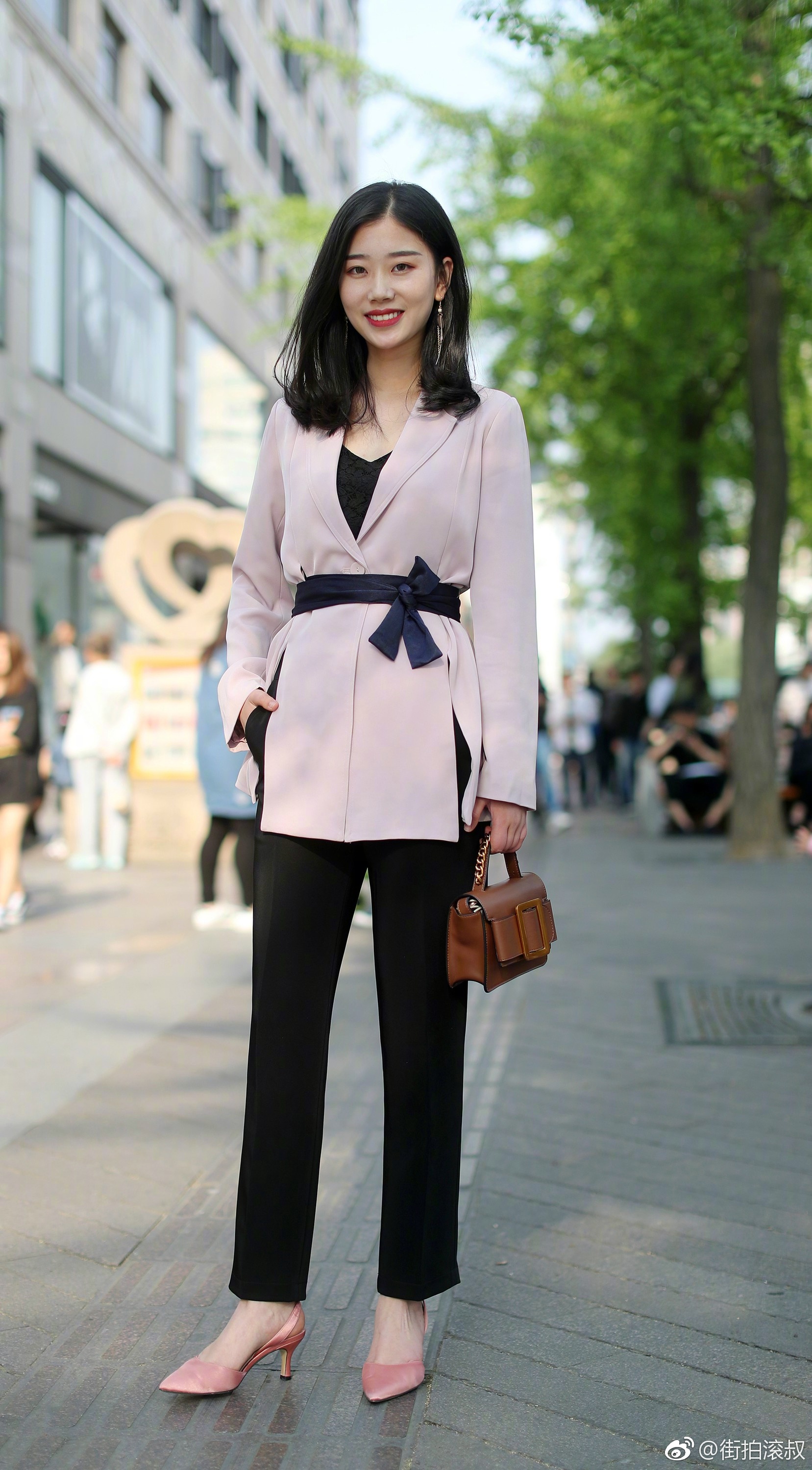 街拍:时尚性感的穿搭尽显完美好身材,你学会了吗