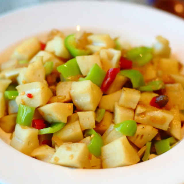 泡椒藕丁,既简单又节省时间还超级下饭,有它米饭都要多吃两碗