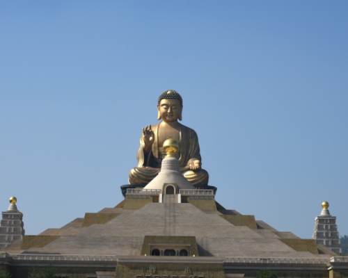 正馆后方则矗立着连基座108米,目前世界最高的铜铸坐佛——佛光大佛