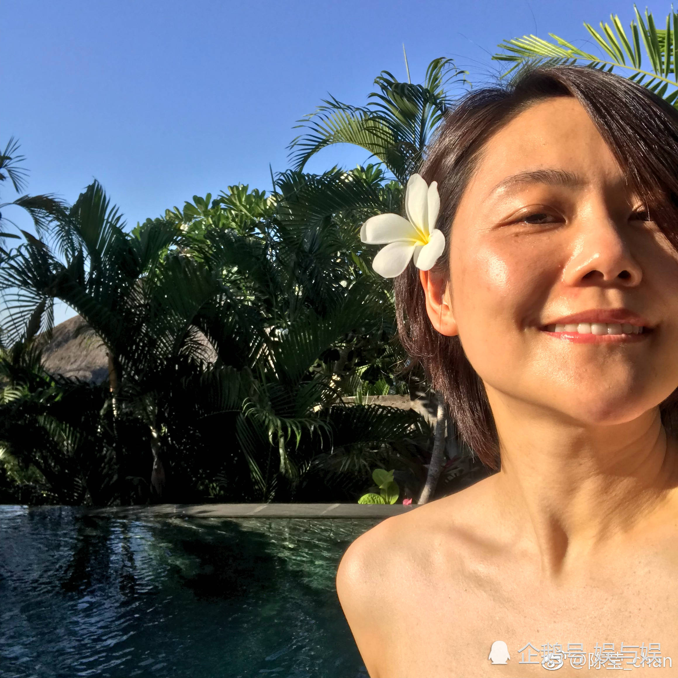 42岁"柳红"陈莹大方晒素颜自拍,痘痘暗斑看得见,网友:很坦诚