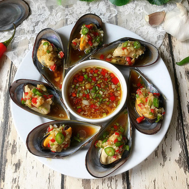 蒜香青口贝,蒜香浓郁,海鲜味十足,简单一蒸就搞定