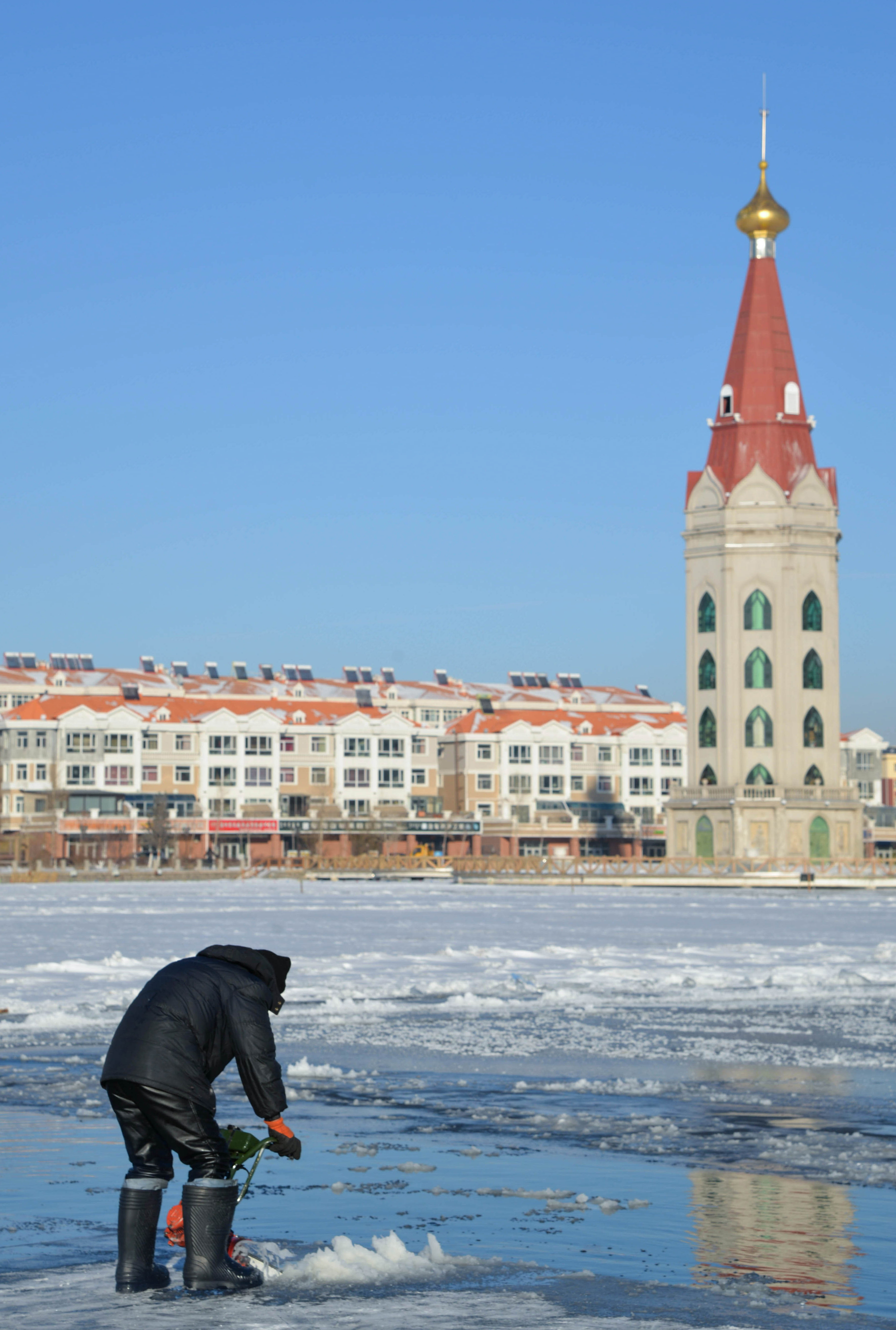 满洲里:冰雪节前取冰忙(3)