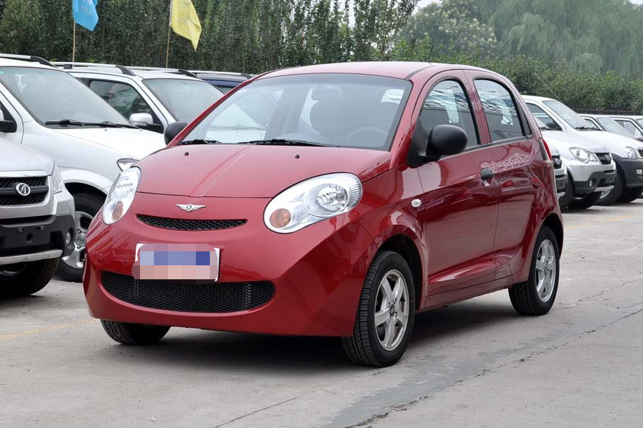 瑞麒m1这款车的外观前脸很别致,圆润的弧度很好的展现了"艺术范"很