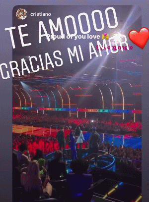 秀恩爱!c罗女友乔治娜舞台上挥手 送飞吻,尤文球星会心一笑